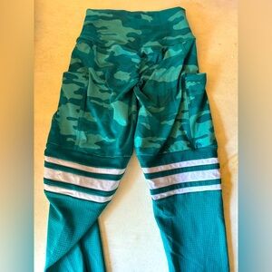 BOMBSHELL LEGGINGS